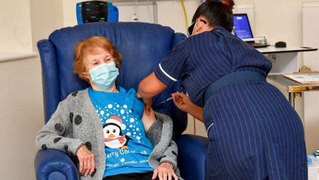 Mujer de 90 años, primera persona en recibir vacuna de Pfizer contra COVID-19