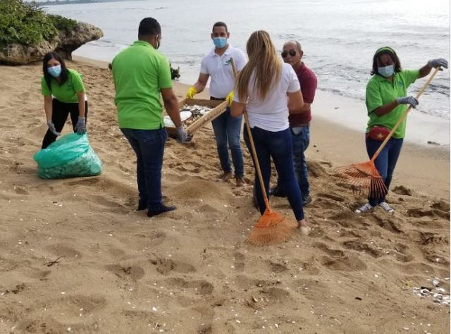 OMSA y Medio Ambiente se unen para limpiar playa Güibia