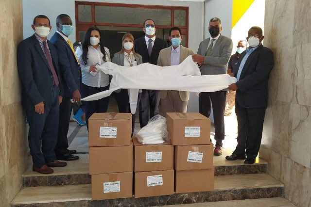 PARLACEN entrega trajes bioseguridad al hospital San Vicente de Paúl
