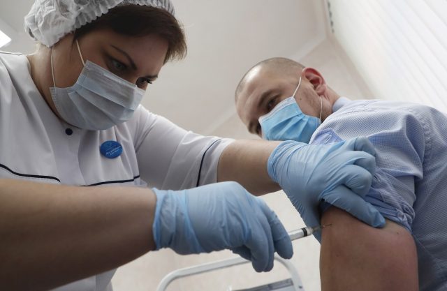 Rusia anuncia el comienzo de la vacunación contra la covid-19 en todo el país