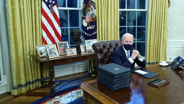 EE.UU. regresa a la OMS y al Acuerdo de París: Biden firma sus primeras acciones ejecutivas