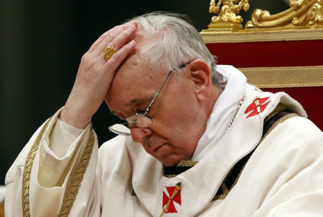 El papa vuelve a sufrir una ciática y no podrá oficiar sus próximas misas