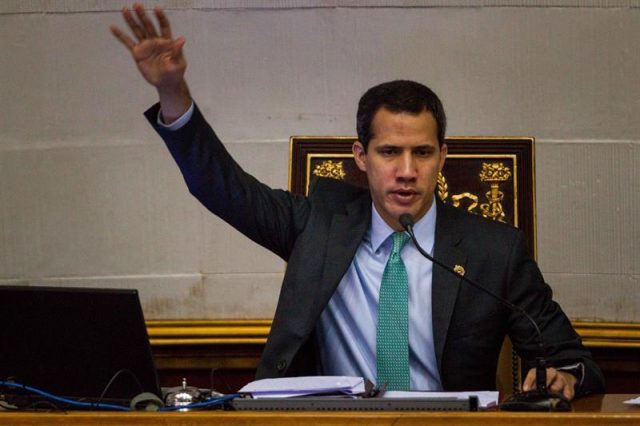 Guaidó instala en Venezuela un Parlamento continuista con menos apoyos