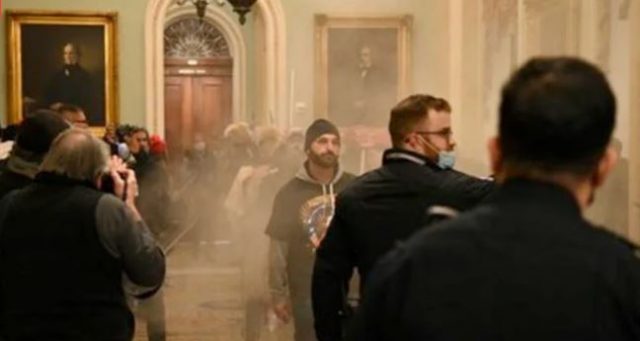 Los seguidores de Trump entran a la Cámara Baja evacuada y se oyen disparos