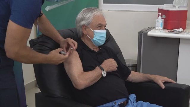 El presidente de Chile recibe la primera dosis de la vacuna china Sinovac
