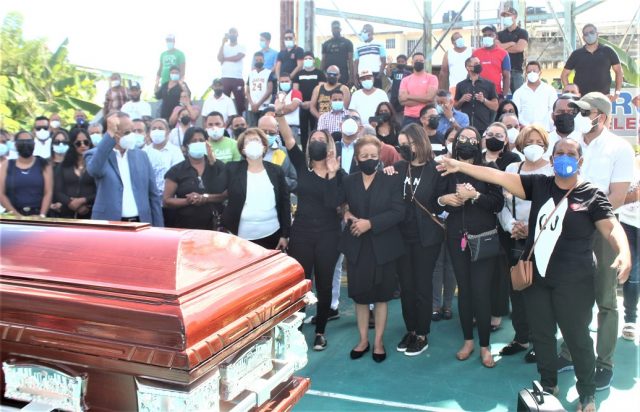 En medio de consternación sepultan hijo de regidora en SFM; apresan a acusados del crimen
