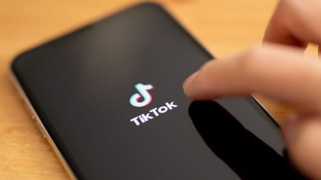 Nueva estrategia de Joe Biden frente a las apps chinas: frenaron la venta de TikTok a Oracle