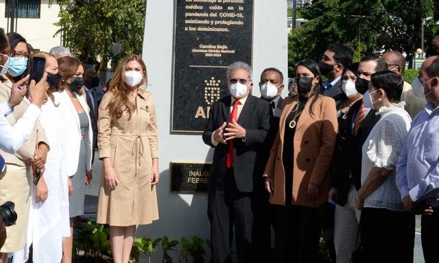 Desvelan monumento en honor a médicos