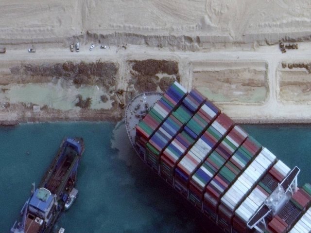 El canal de Suez se reabre al tráfico