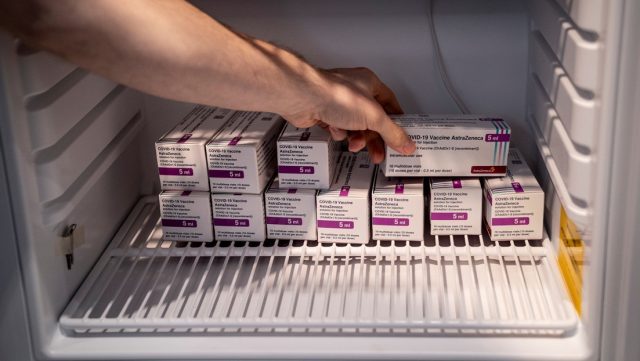 Noruega suspende vacunación con AstraZeneca por supuestos coágulos de sangre en pacientes vacunados