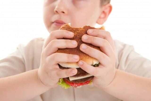 Niños con sobrepeso u obesidad se ven amenazados por la pandemia de covid-19