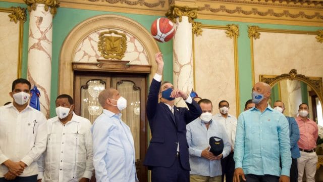 Presidente Abinader garantiza a campeones de baloncesto DN que deporte seguirá creciendo con apoyo del Gobierno