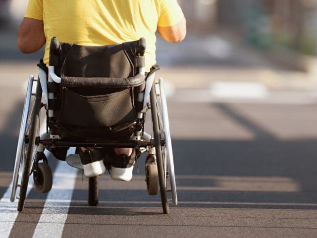 Roban silla de ruedas eléctrica a un envejeciente en New York