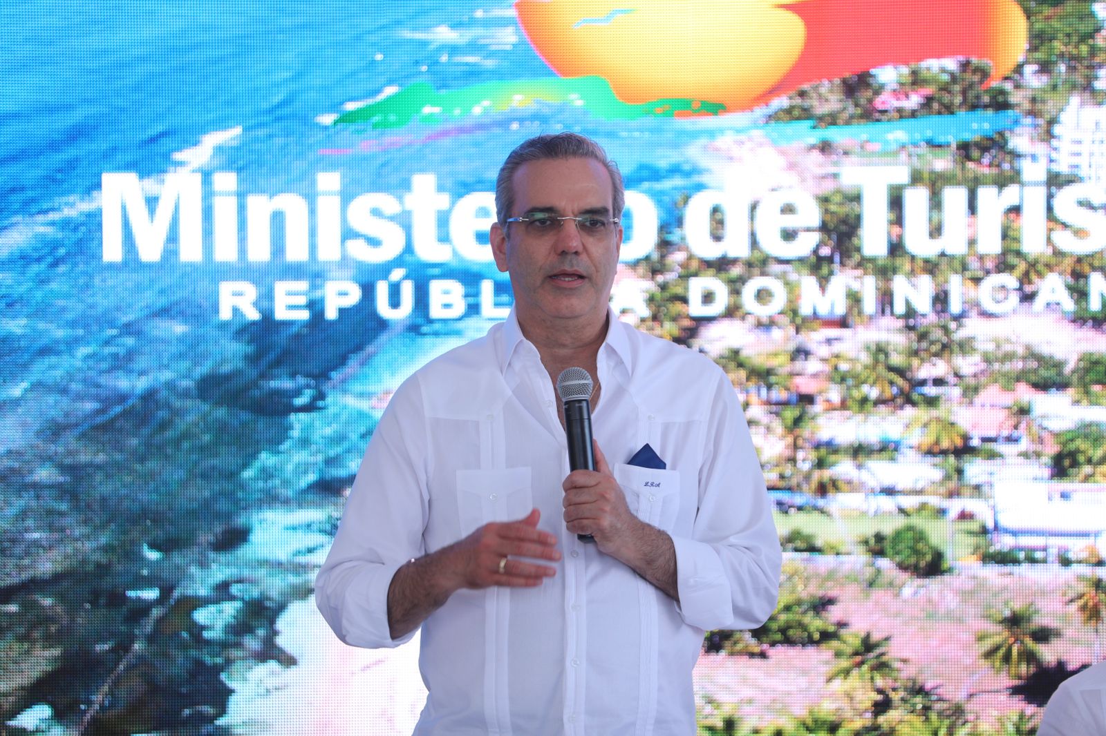 Gobierno deja iniciado trabajos de dos proyectos en playa Guayacanes