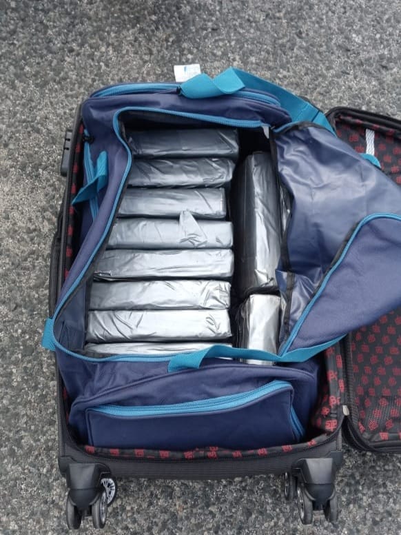 Apresan a dos e incautan 14 paquetes presumiblemente cocaína en Aeropuerto de Punta Cana
