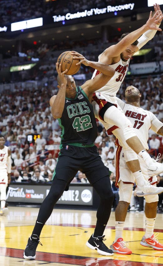 Miami (Estados Unidos).- El alero de los Miami Heat, Max Strus (D), defiende al pívot de los Boston Celtics, Al Horford (I), durante la primera mitad del Juego 5 de la serie de las Finales de la Conferencia Este de la NBA entre los Miami Heat y los Boston Celtics en FTX Arena, en Miami, Florida EE.UU. (Baloncesto, Estados Unidos) EFE/EPA/RHONA WISE SHUTTERSTOCK OUT