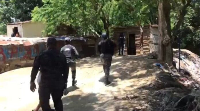 Apresan a 20 personas, decomisan drogas y ocupan armas de fuego en Santiago 