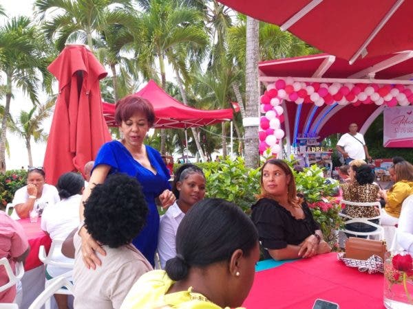 Diputada resalta empuje de la mujer en comercio de Boca Chica