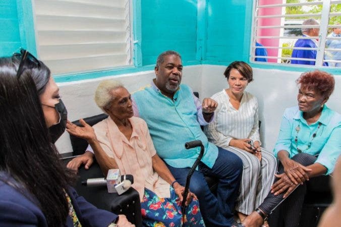 Doña Ramona, de 90 años, recibe vivienda reconstruida