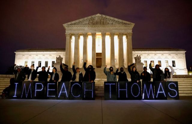 Activistas piden la destitución del juez de la Corte Suprema de los EE. UU. Clarence Thomas afuera del edificio del Capitolio el 30 de marzo de 2022.