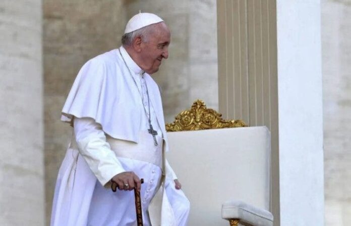 El papa se mueve ya sin la silla de ruedas y con la ayuda de un bastón      