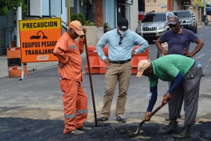 Obras Públicas y Ayuntamiento corrigen socavón en avenida Las Carreras, Santiago