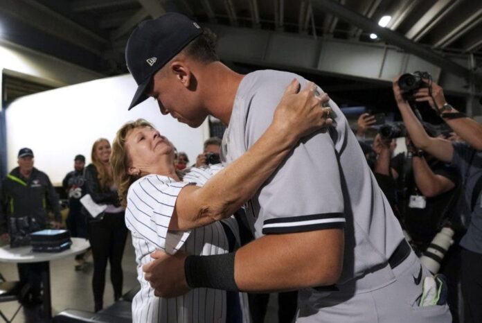 Aaron Judge abraza a su madre, Patty Judge, después del partido contra los Azulejos.