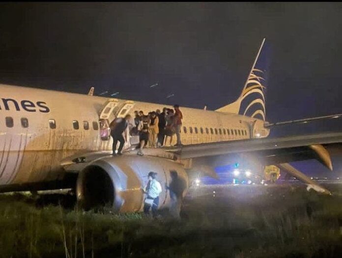 El avión, que no pareció sufrir daños, activó toboganes para bajar a los pasajeros. 
