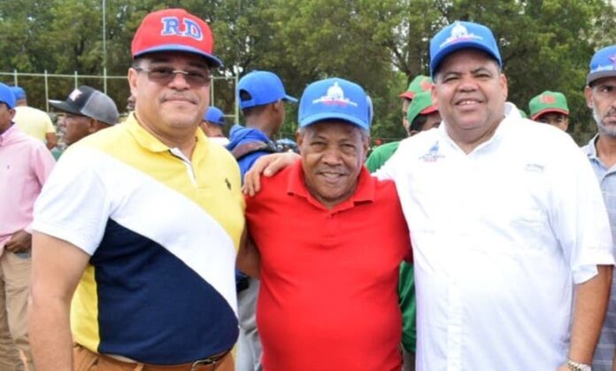  Francisco Camacho, Luis Mercedes y Manny López se confunden en  un abrazo en señal de su buena amistad.