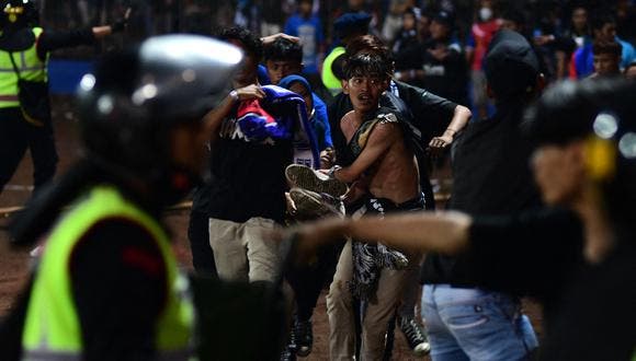 Diecisiete niños entre los 125 fallecidos en la tragedia del fútbol indonesio 