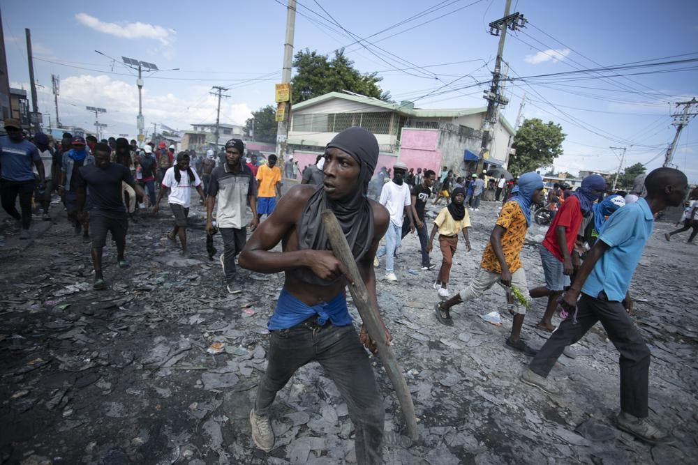 El gobierno del primer ministro, Ariel Henry, accedió a pedir ayuda a las fuerzas armadas extranjeras y su oficina dijo en un comunicado que él no ha renunciado, en respuesta a lo que llamó informes falsos en redes sociales, festejados por cientos de haitianos en las calles el jueves por la noche. 