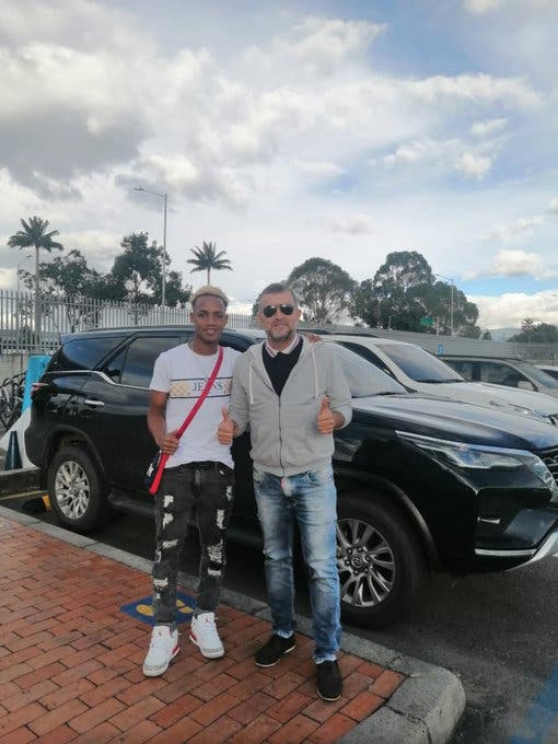 El juvenil Luis Francisco junto a su agente José Carbajal en Colombia, donde el dominicano fichó con un equipo de fútbol de esa país.