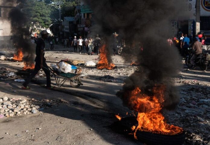 PUERTO PRÍNCIPE (HAITÍ).- Manifestantes queman hoy neumáticos en protesta contra el cierre de escuelas, en Puerto Príncipe (Haití). Las escuelas e instituciones educativas de Haití no abrieron sus puertas este lunes 3 de octubre, fecha en la que estaba previsto el inicio del curso escolar, debido al agudo deterioro de la crisis sociopolítica, económica, sanitaria y de violencia que sufre el país. Los manifestantes también exigen la salida de Ariel Henry. EFE/ Johnson Sabin