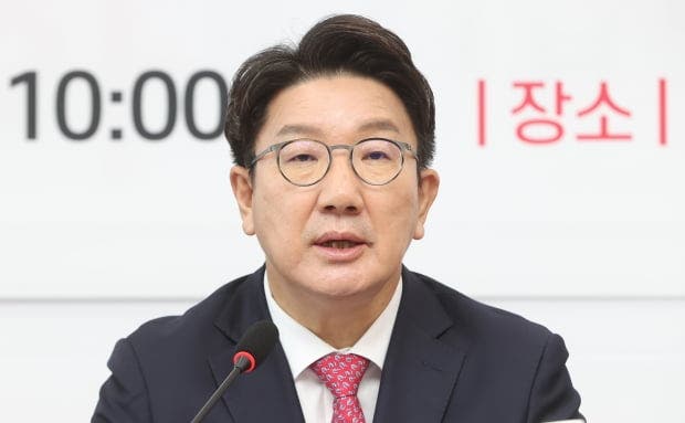 Kwon Seong-dong, legislador del partido gobernante que representa a Gangneung, criticó a los militares por no emitir un aviso sobre el fracaso mientras mantenían un embargo a la prensa sobre los ejercicios conjuntos.