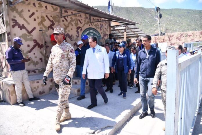 El ministro de Salud, Daniel Rivera, durante un recorrido por la zona fronteriza como medida de prevención del cólera. 