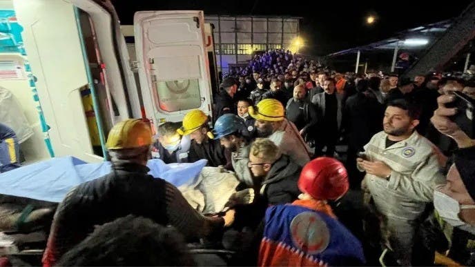 Suben a 40 los muertos por una explosión en mina Turquía