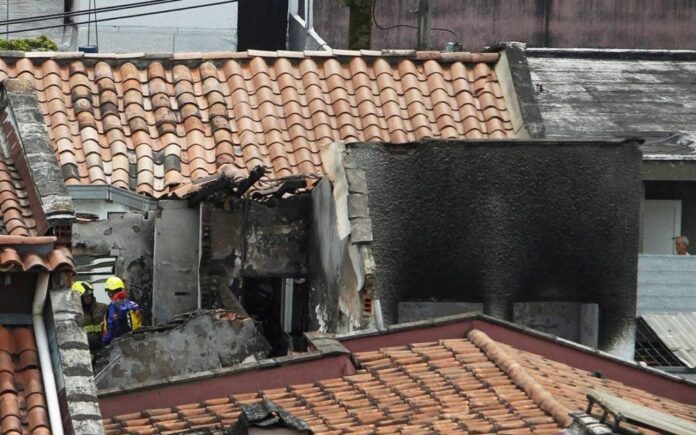 Avioneta cae en barrio residencial de Medellín y deja al menos 8 muertos 