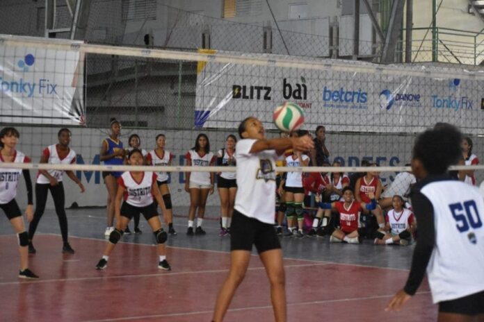 San Pedro, Varias Luces y Fundación inician con buen pie en torneo infantil de voleibol