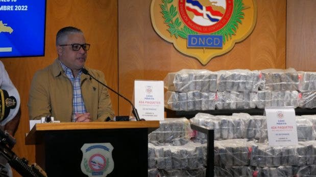 DNCD incautan 424 paquetes de droga en lancha; apresan tres