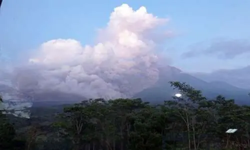 Indonesia eleva al máximo nivel la alerta tras la erupción de un volcán