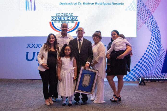 El doctor Bolívar Rodríguez Rosario junto a su familia en el acto de reconocimiento