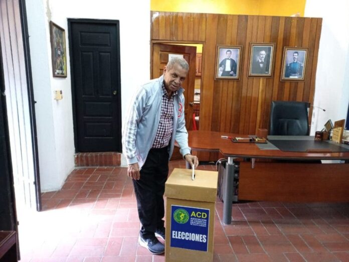 El editor deportivo de El Nacional cuando vota en las elecciones de la ACDSD en la cual fue escogido Américo Celado