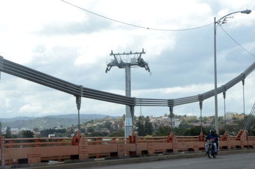 Instalan primeras torres sostén del Teleférico de Santiago