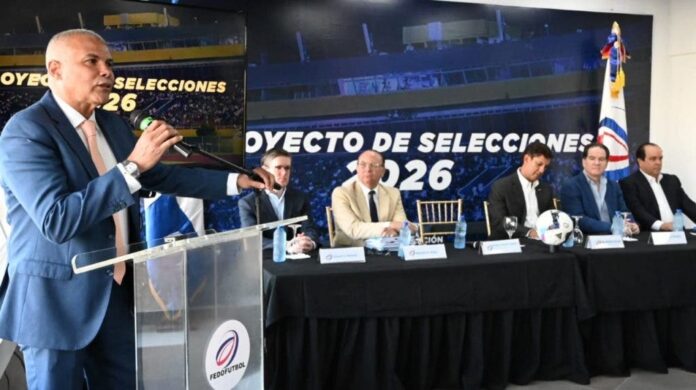 El presidente de Fedofutbol, Rubén García, se dirige a los presentes en el acto de presentación de la Comisión que dirigirá las selecciones nacionales de fútbol.