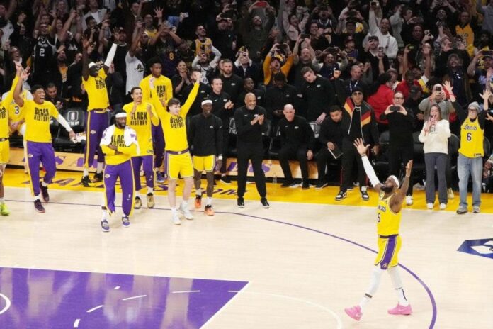Ante semejante gesta, la NBA interrumpió momentáneamente el partido y rindió tributo a un LeBron con lágrimas en los ojos y que dio a las gracias a su familia, a sus amigos y a sus compañeros.