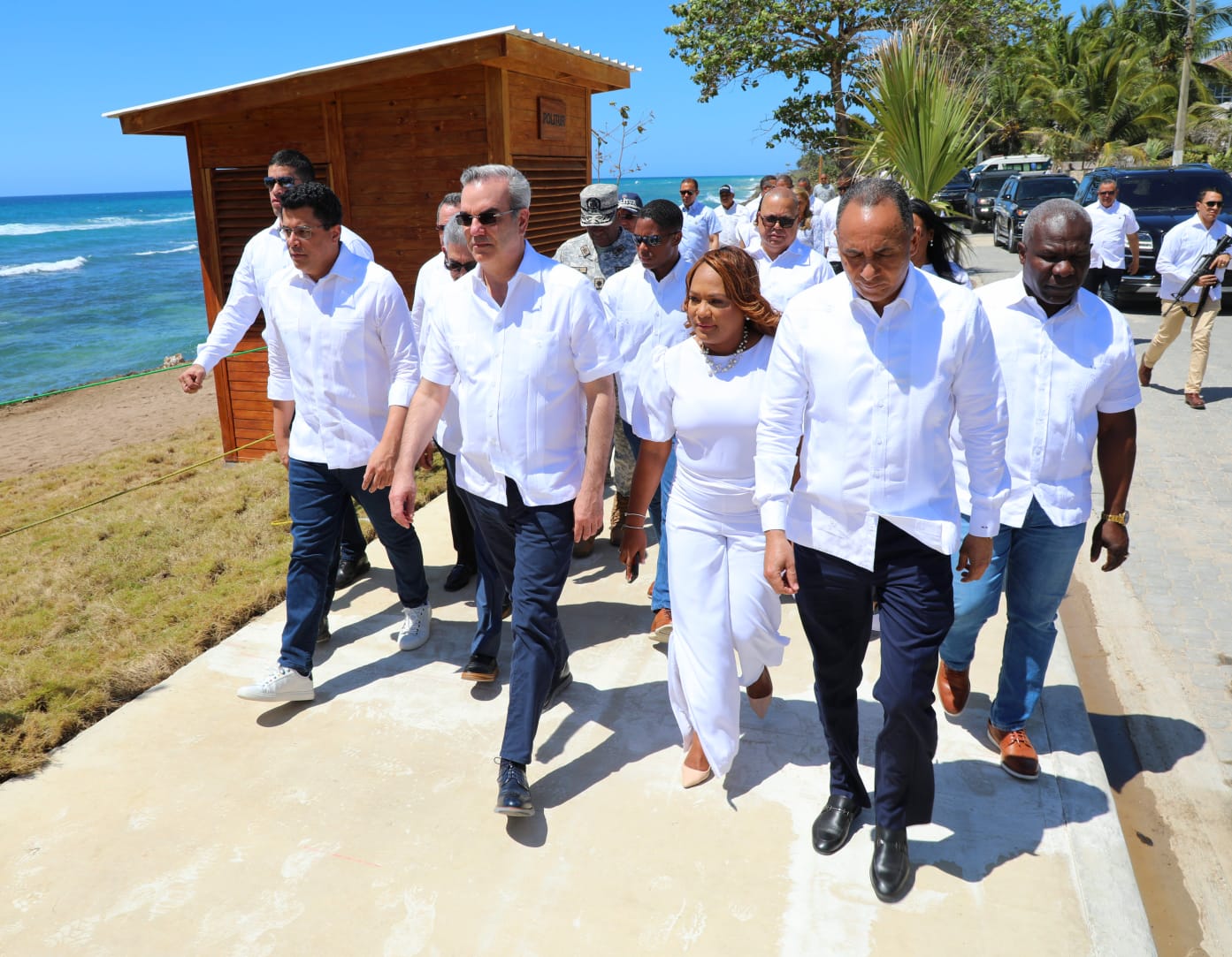 1679894705 221 Abinader inaugura reconstruccion de dos plazas en playa Guayacanes