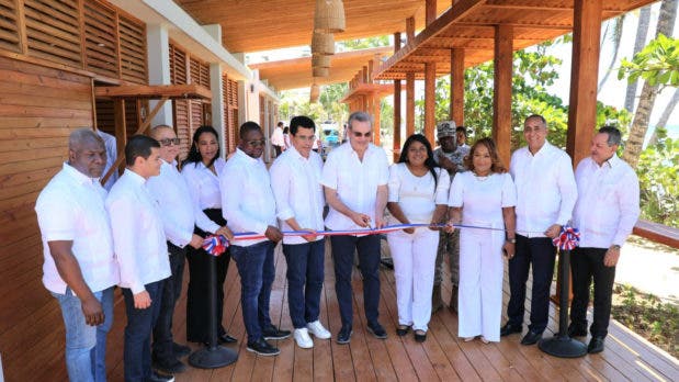 Abinader inaugura reconstruccion de dos plazas en playa Guayacanes