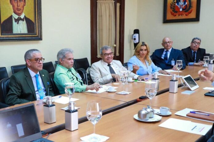 Parte de la directiva del CMD en la reunión con el Gobierno que encabeza la vicepresidenta Raquel Peña