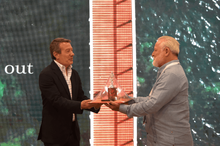 Gonzalo del Peon galardonado por su trayectoria en la industria